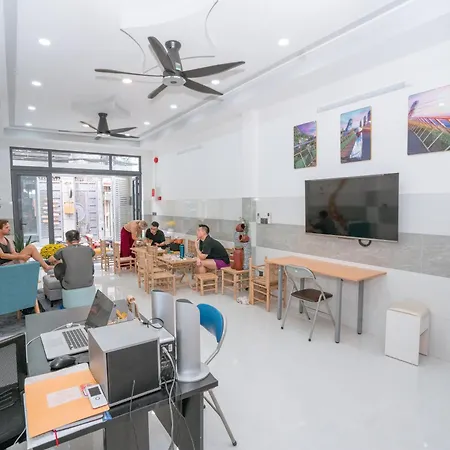 Aloha Saigon Hostel - Less-Touristy Location, Spacious Rooms, Bathroom With A Glass Partition, Airport - Train Station Proximity-3